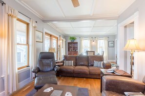 Casa (Riverside Retreat) | Sala de estar | Una televisión