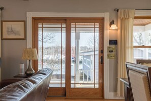 Nhà (Riverside Retreat) | Phòng khách | TV