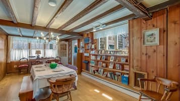 Rumah (Bell Buoy) | Ruang makan