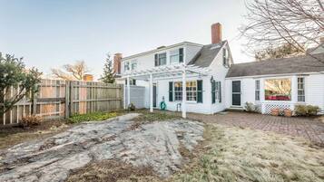 House (Rockmere Inn) | Exterior