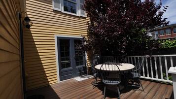 Ház (Blue Water: The Cottage) | Külső rész