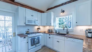 Ház (Blue Water: The Cottage) | Külső rész