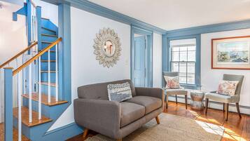 Condo | Ruang tamu | TV, pendiangan