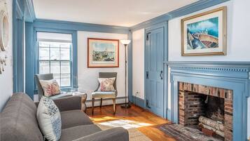 Condo | Ruang tamu | TV, pendiangan