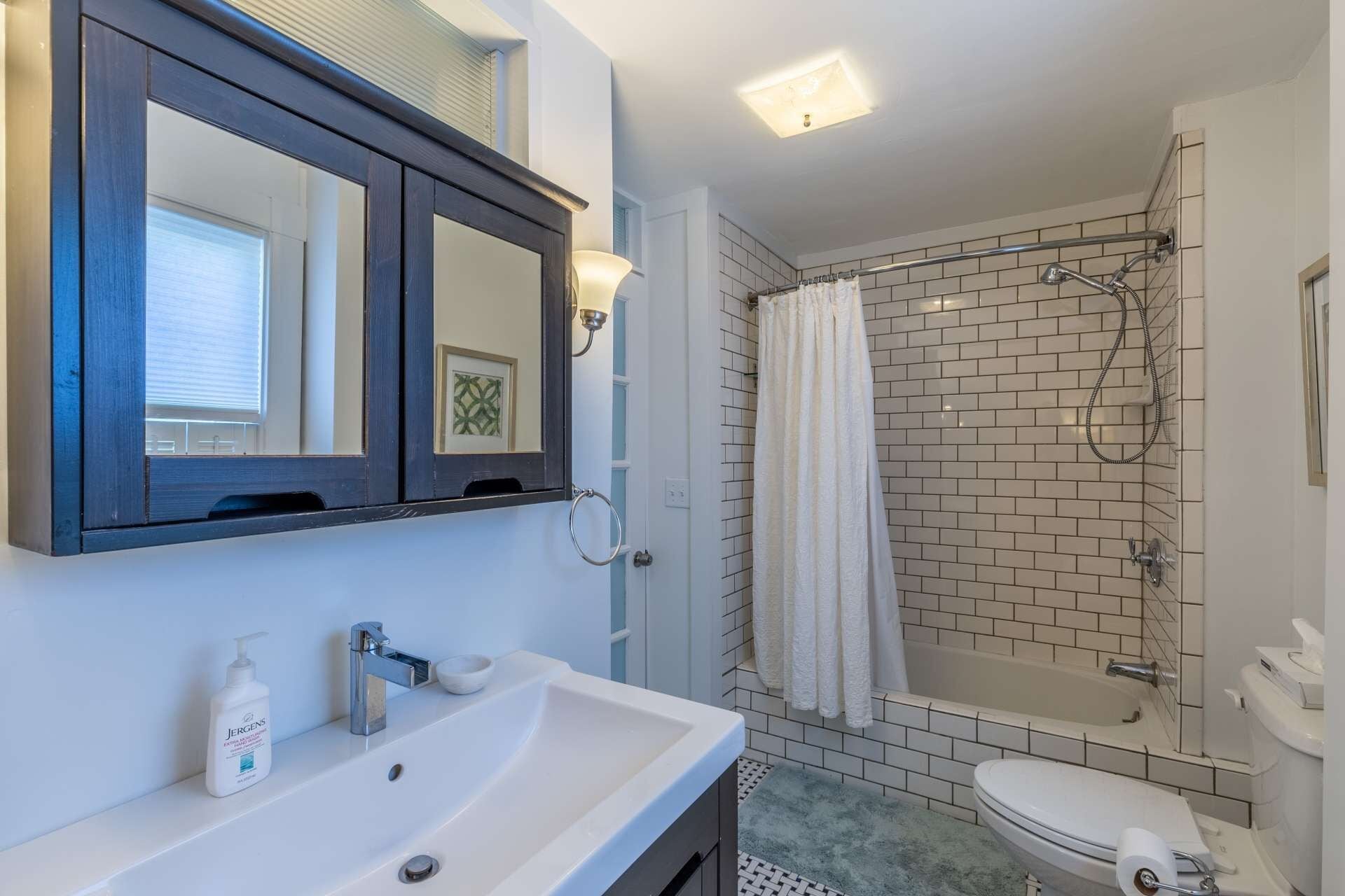 Apartment (Broom & Board) | Bathroom