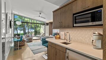 Réfrigérateur, micro-ondes, cafetiÚre/bouilloire