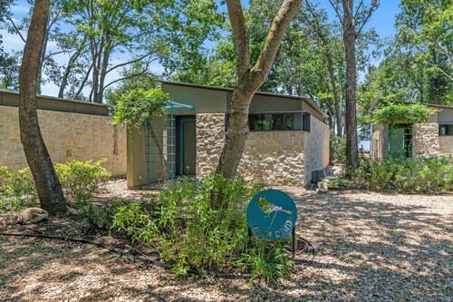 Adults-only escape on CCL with hot tub, hammocks, and peaceful lake views!