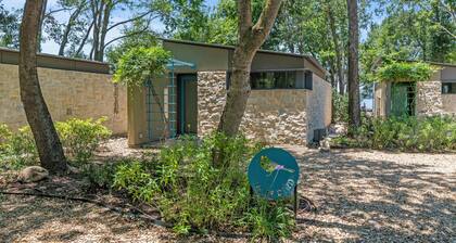 Adults-only escape on CCL with hot tub, hammocks, and peaceful lake views!