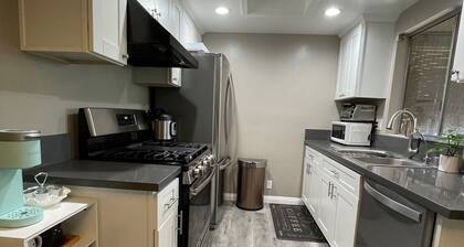 Cozy and convenient apartment/condo in Los Angeles!