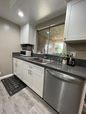 Refrigerador, microondas, horno y parrilla de estufa 