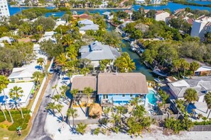 Un quartier résidentiel situé sur la côte, avec des maisons, une piscine et un port de plaisance.
