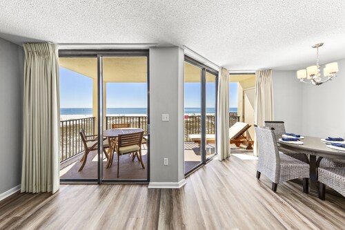 **Beautiful VIEWS** Remodeled 3rd Floor Condo!!