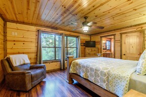 3 bedrooms, pillow-top beds, iron/ironing board, WiFi