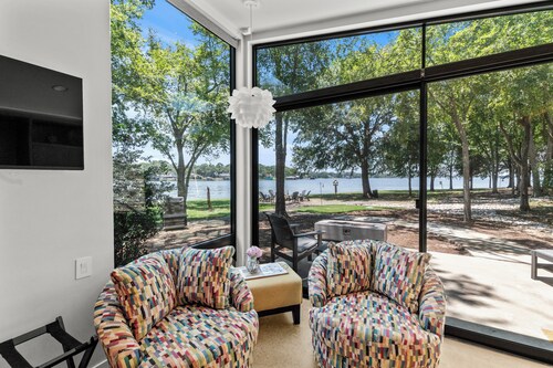 Lakeside Cottage w/ modern amenities, stunning lake views, pickleball court