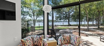 Lakeside Cottage w/ modern amenities, stunning lake views, pickleball court
