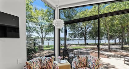 Lakeside Cottage w/ modern amenities, stunning lake views, pickleball court