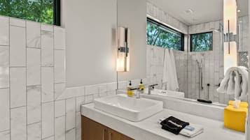 Shower, hair dryer, towels