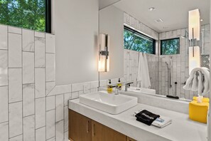 Shower, hair dryer, towels - Lakeside Cottage w/ modern amenities, stunning lake views, pickleball court (Malakoff)