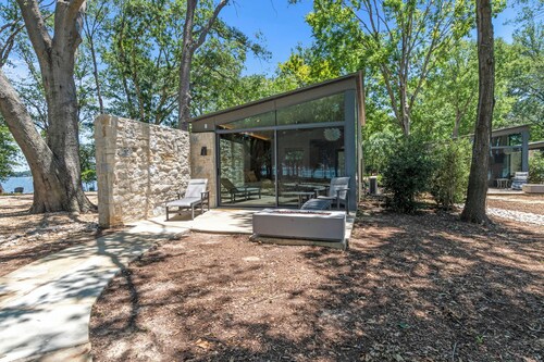 Lakeside Cottage w/ modern amenities, stunning lake views, pickleball court