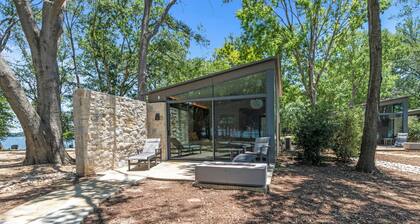 Lakeside Cottage w/ modern amenities, stunning lake views, pickleball court