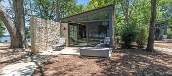 Lakeside Cottage w/ modern amenities, stunning lake views, pickleball court