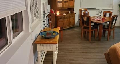 The Lakeside Overlook - Close to Everything!