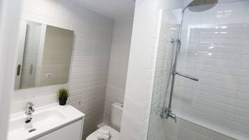 Een douche, handdoeken