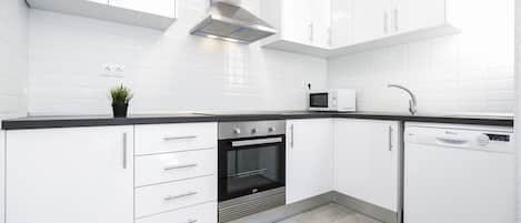 Réfrigérateur, four à micro-ondes, un four, lave-vaisselle