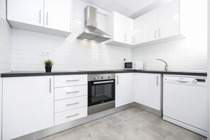 雪櫃、微波爐、焗爐、洗碗機