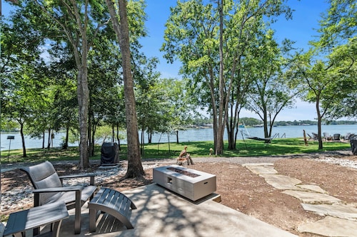 Modern Lakeside Cottage on Three-Acres w/ Pickleball Court, Pool/Hot Tub & More!