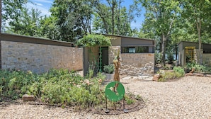 A building with stone walls and a gravel driveway. - Adults-Only Lake Peninsula Cottage w/ Pool, Pickleball & Sunset Views (Malakoff)