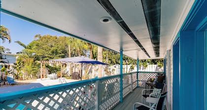 Cabana Cottage Across street from Beach and Heated Pool