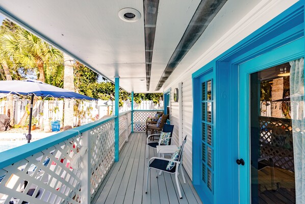 Terrace/patio - Cabana Cottage Across street from Beach and Heated Pool (Siesta Key)
