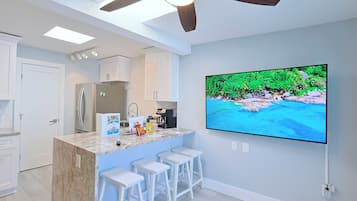 Microonde, piano cottura, lavastoviglie, macchina per tè/caffè