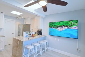 Micro-ondes, plaque de cuisson, lave-vaisselle, cafetière/bouilloire