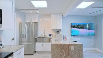 Mikrowelle, Herdplatte, GeschirrspĂŒler