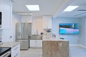 Micro-ondes, plaque de cuisson, lave-vaisselle, cafetière/bouilloire