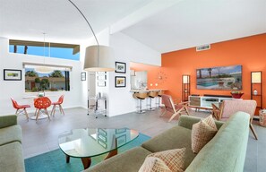 Casa | Sala d'estar | Televisor de pantalla plana i llar de foc 