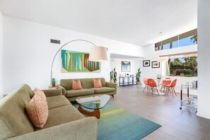 Huis | Woonkamer | Flatscreentelevisie en een open haard