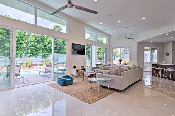 House | Living room | Flat-screen TV, fireplace