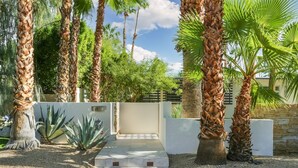 House | Property grounds - Rose (Palm Springs)