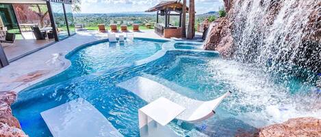 Utendørsbasseng og et oppvarmet basseng