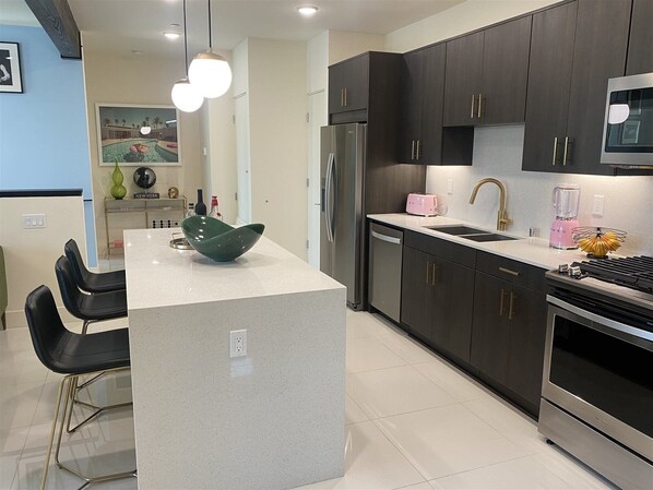 Fridge, microwave, coffee/tea maker, cookware/dishes/utensils - The Riv 205 (Palm Springs)