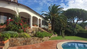 A house with a pool, surrounded by greenery and a clear sky. - Santet CostaBravaSi - Pool, BBQ, garden, wifi (Calonge)