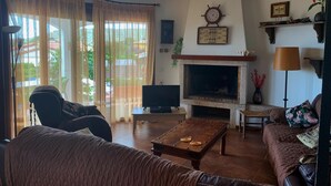 A living room with a fireplace, a television, and a sofa. - Santet CostaBravaSi - Pool, BBQ, garden, wifi (Calonge)