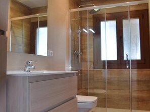 Bathtub, towels