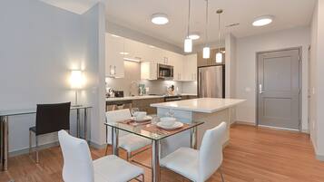 Luxury Apartment, 1 Bedroom | In-room dining