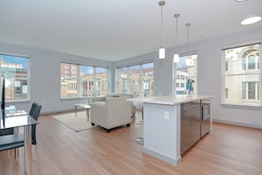 Apartament de luxe, 2 dormitoris | Sala d'estar | Televisor de pantalla plana de 42 polzades amb canals per cable 