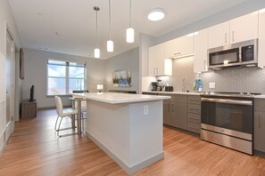 Apartemen Mewah, 1 kamar tidur | Dapur pribadi | Lemari es besar, microwave, oven, dan kompor