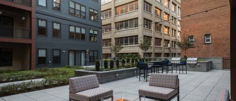 สนามรอบบริเวณ